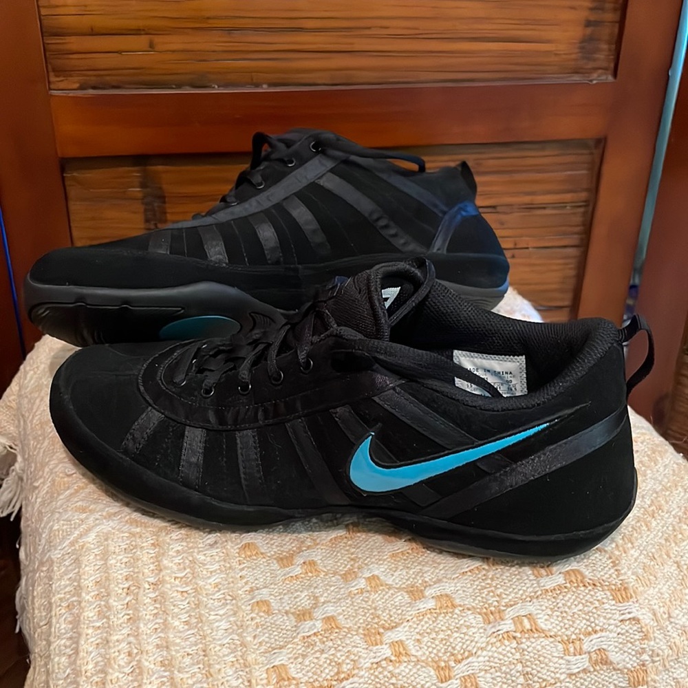 NIKE women’s suede shoe 9.5 Black